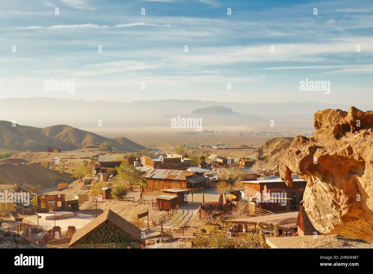 Blick auf die ehemalige Silberbergbaustadt, heute eine Geisterstadt, von Calico und das San Bernardino Valley in der Mojave-Wüste, Kalifornien, USA. Stockfoto