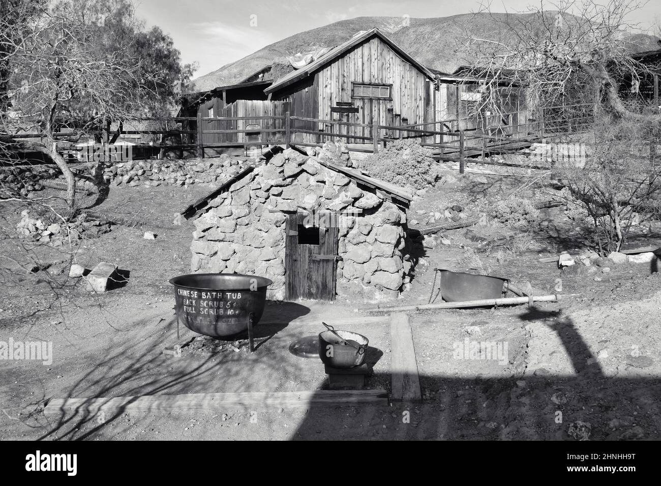 Schwarz-Weiß-Foto des alten chinesischen Badehauses und einer eisernen Badewanne in der Geisterstadt Calico im Wilden Westen, San Bernardino County, Kalifornien, USA Stockfoto