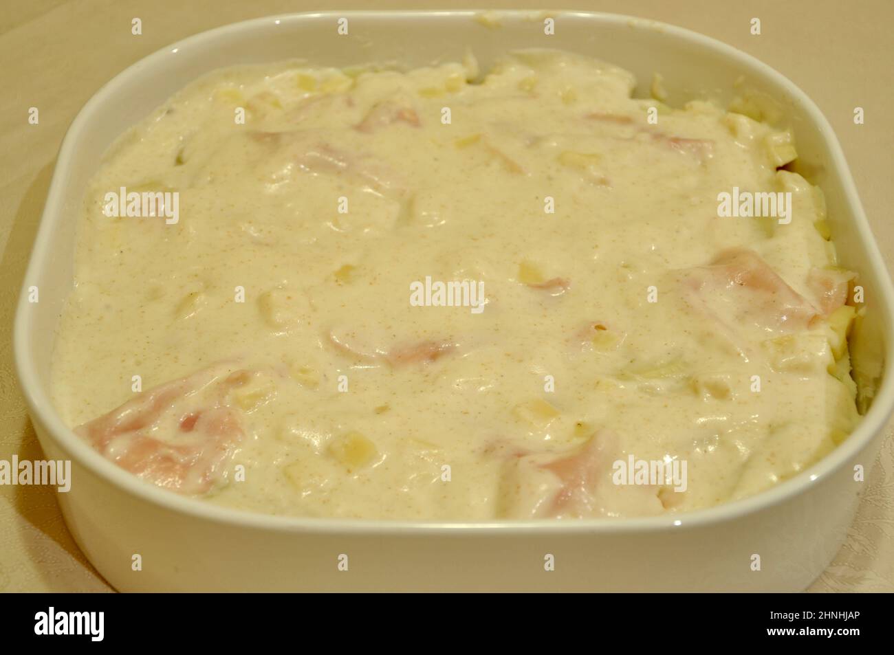 Spezialität gebackene französische Kartoffeln mit au Gratin Schinken und Käse. Gebackene, kitschige Kartoffeln mit Gratinskugelkartoffeln Stockfoto