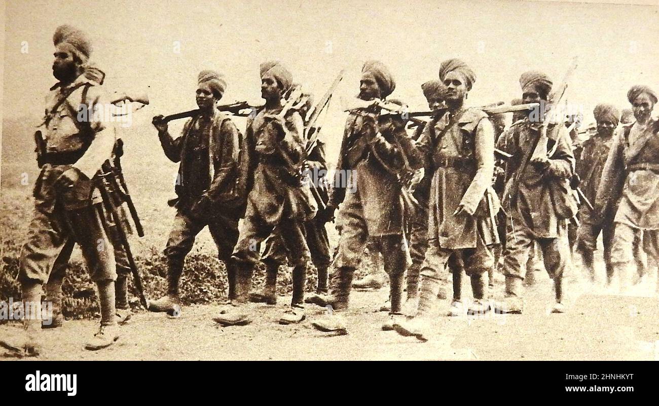 Sikh-Soldaten des Ersten Weltkriegs aus dem Punjab marschieren, um die britischen Streitkräfte im Ersten Weltkrieg zu unterstützen. Indische Truppen begannen ab September 1914 an der Westfront einzutreffen und spielten eine Schlüsselrolle in den Schlachten des Ersten Weltkriegs, vor allem in Ypern, wo ihr beträchtlicher Beitrag wenig Beifall erhielt. Stockfoto