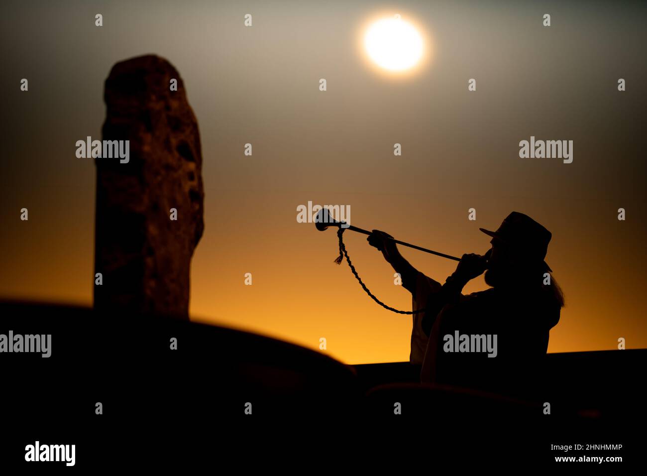 Der Archdruid von Stonehenge und Großbritannien posiert vor der Sonnenaufgangsausstellung, nachdem er am Eröffnungstag im British Museum im Zentrum Londons einen Segen für die Ausstellung „World of Stonehenge“ für die Öffentlichkeit gegeben hat. Bilddatum: Donnerstag, 17. Februar 2022. Stockfoto