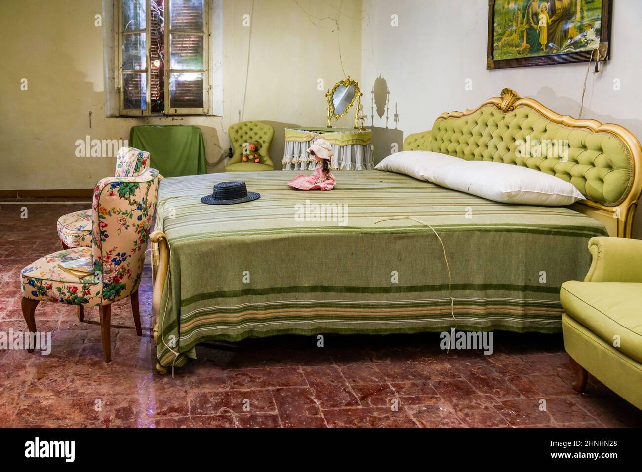 Februar 2022, Schlafzimmer in perfektem Zustand eines verlassenen Hauses, Urbex in Norditalien. Erkundung der Städte Stockfoto