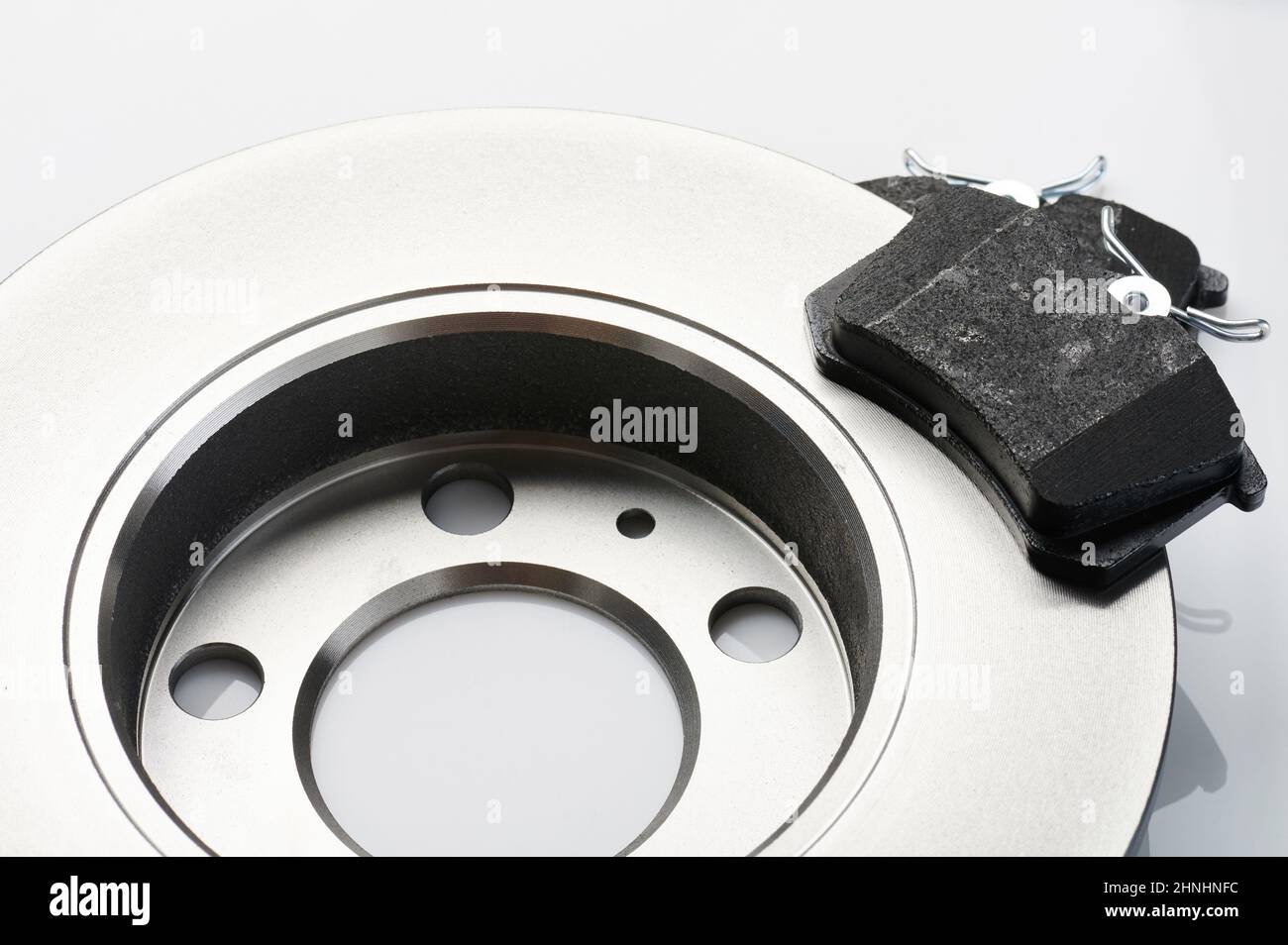 Neue Metall-Auto-Bremsscheibe mit Pad Nahaufnahme Stockfoto