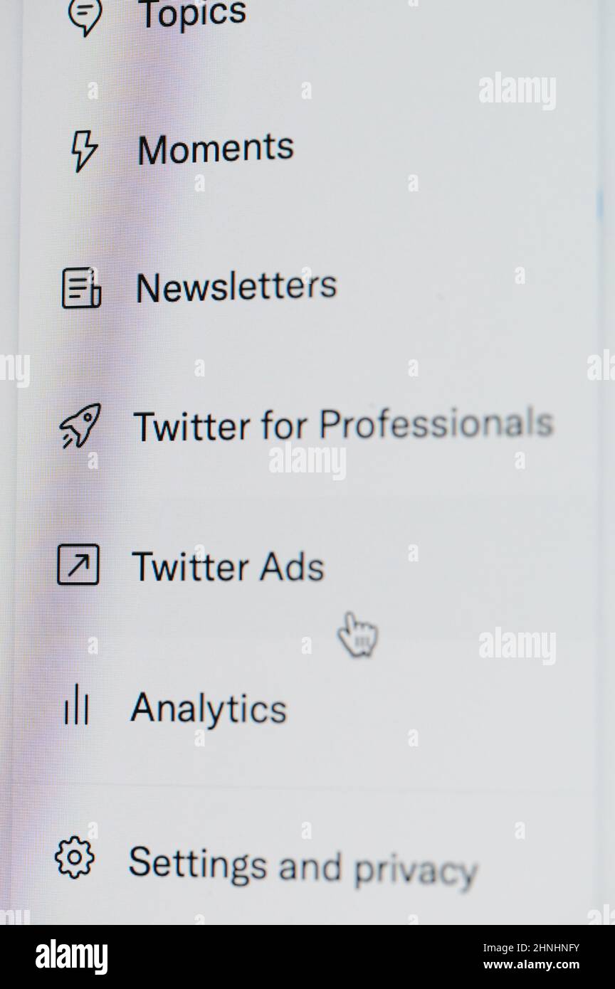 New york, USA - Januar 31 2022: Anzeigen in den sozialen Medien twitter-App auf dem Smartphone-Bildschirm Nahaufnahme Stockfoto