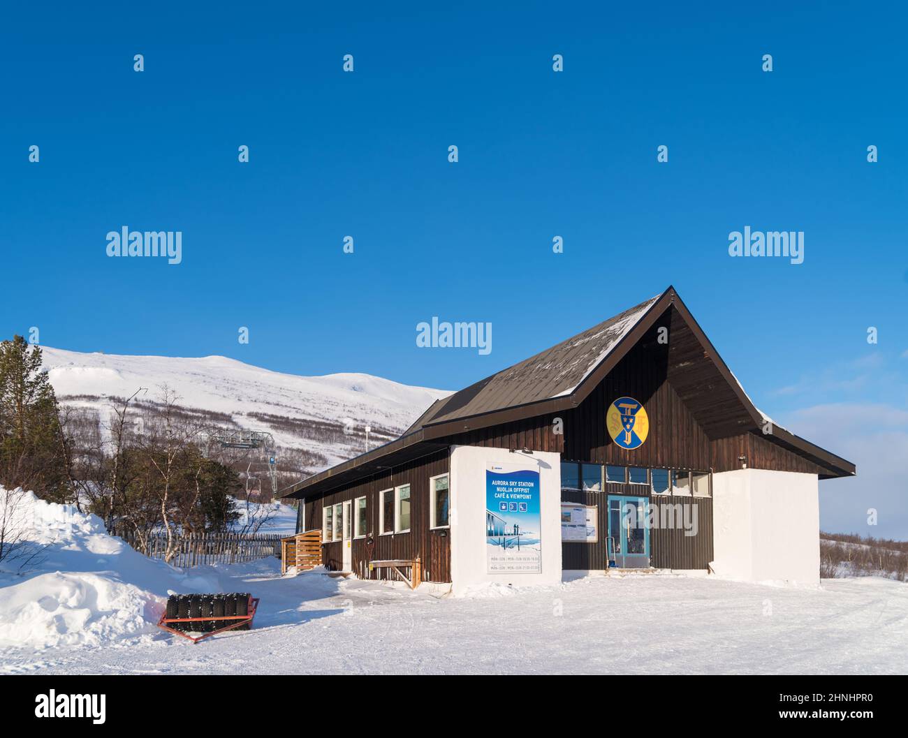 ABISKO, SCHWEDEN - 25. FEBRUAR 2020: Zugang zum Sessellift, der zur Himmelsstation Aurora führt, einem der besten Orte der Welt, um das Nein zu sehen Stockfoto