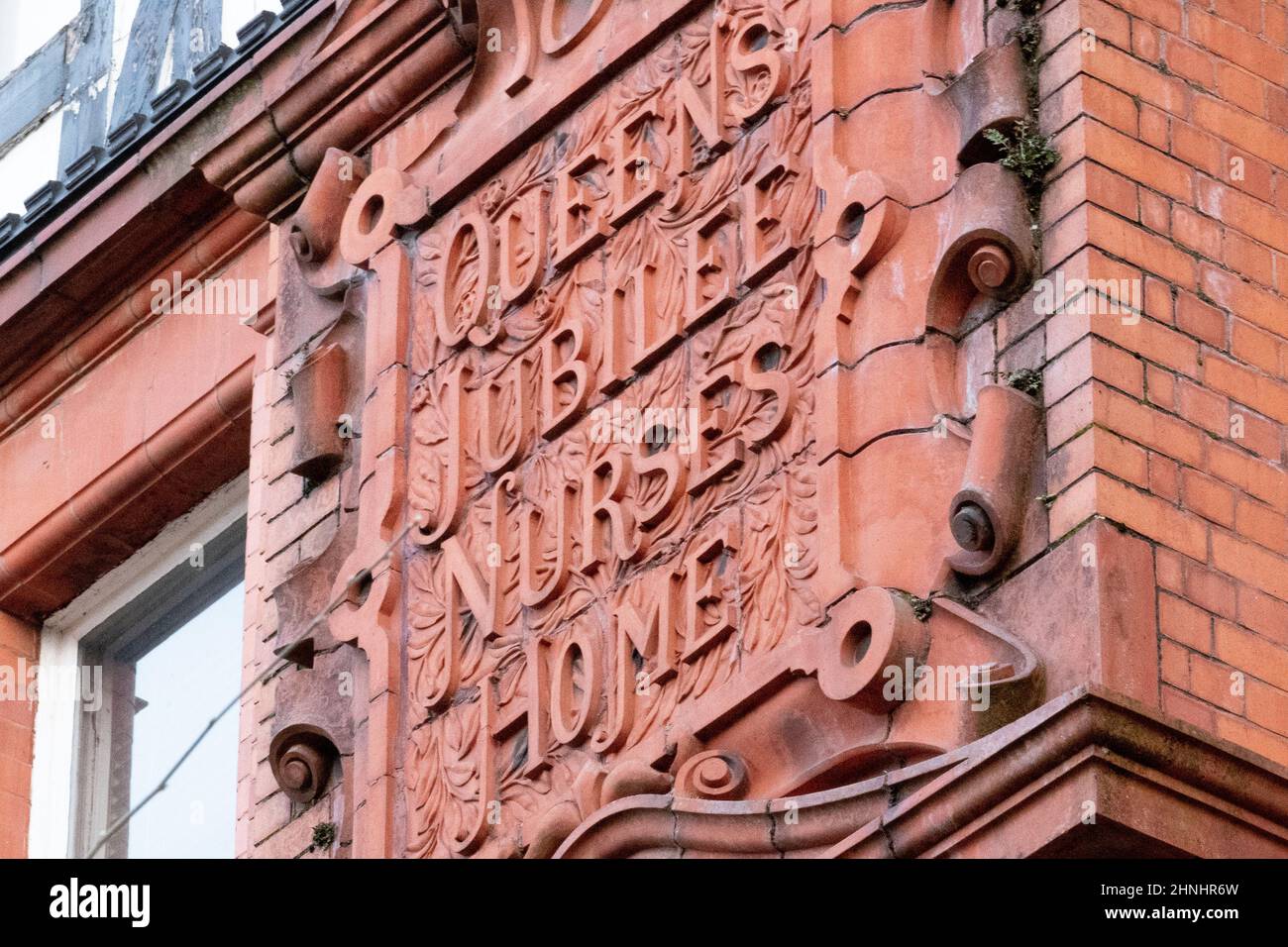 Geprägter Name auf Jubilee House. Working Class Movement Library Salford Großbritannien Stockfoto