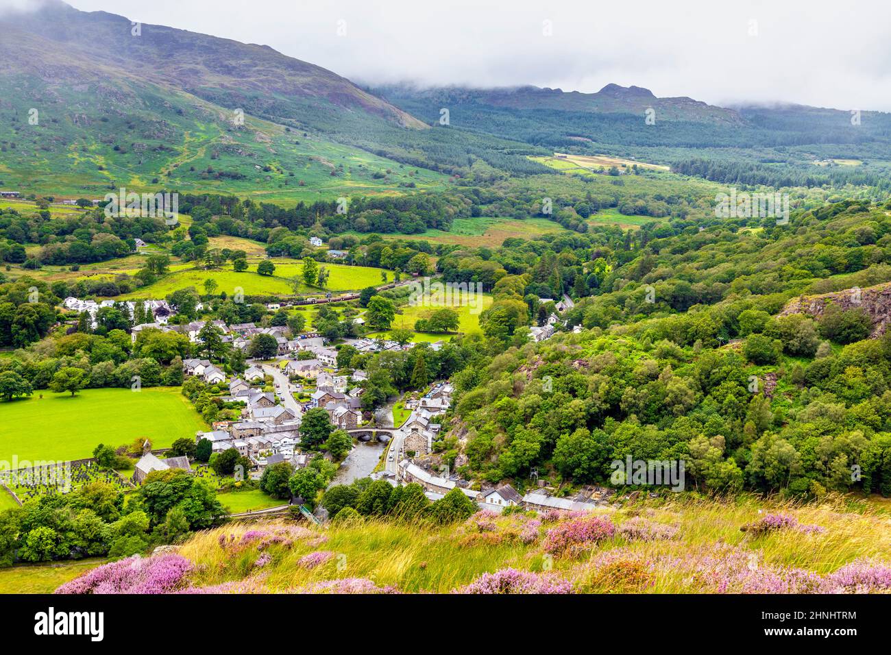 Luftaufnahme des Dorfes Beddgelert vom Berg Mynydd Sygyn in Gwynedd, Snowdonia National Park, Wales, Großbritannien Stockfoto