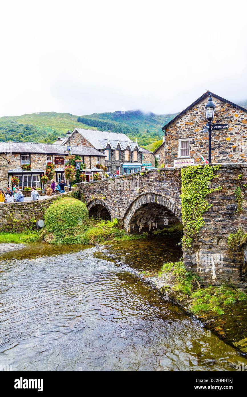 Brücke über den Fluss Colwyn im Dorf Beddgelert in Gwynedd, Snowdonia National Park, Wales, Großbritannien Stockfoto