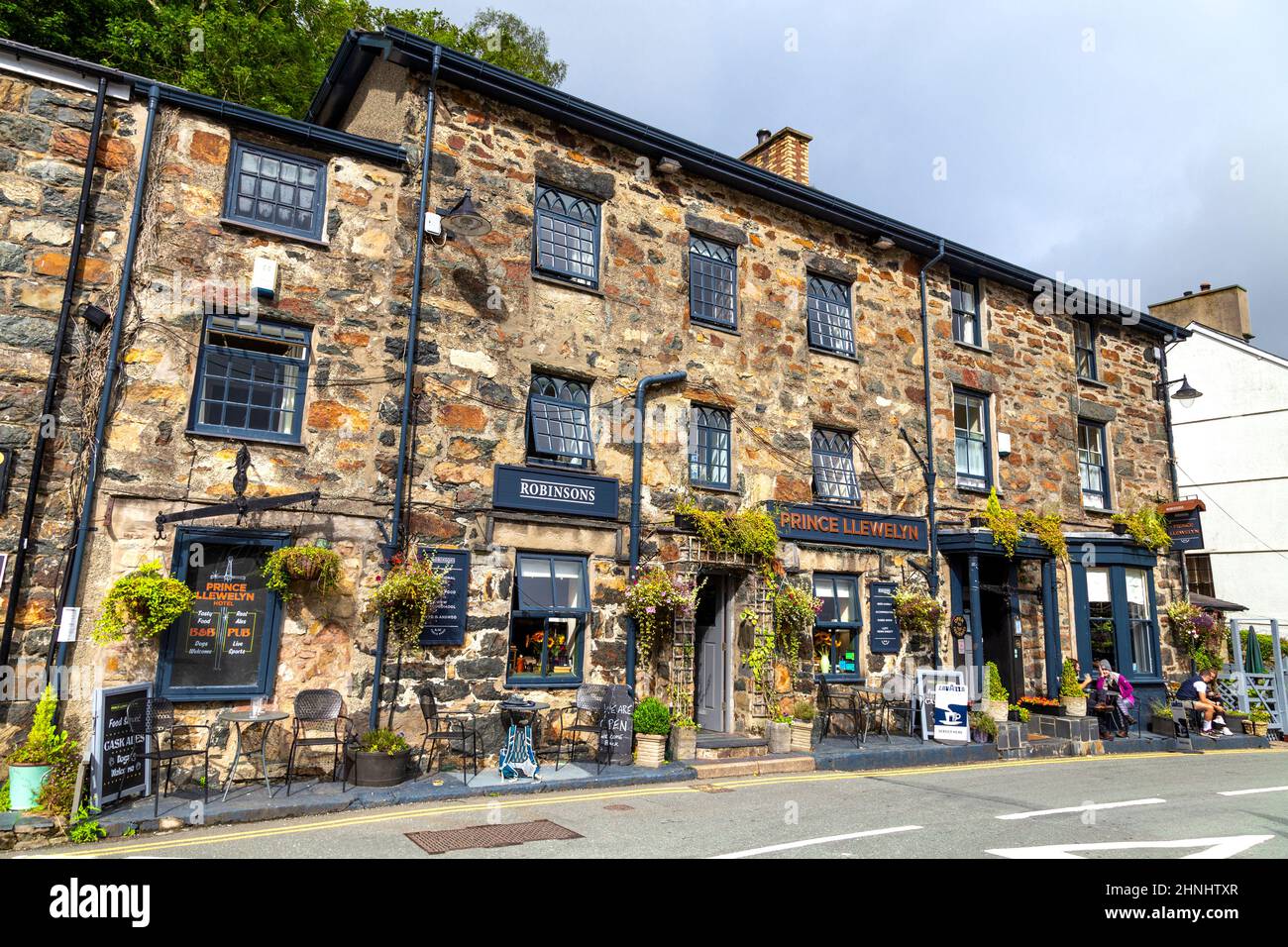 Prince Llewelyn Pub im Dorf Beddgelert in Gwynedd, Snowdonia National Park, Wales, Großbritannien Stockfoto