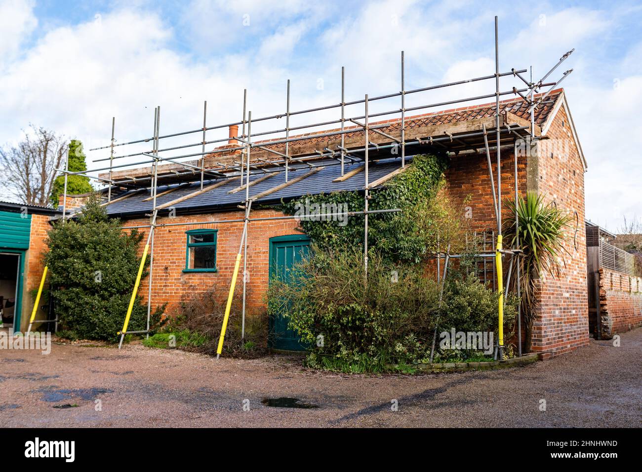 Gerüste und Dachreparaturen, Austausch von Dachziegeln an einem Stadthaus in einer kleinen Stadt in Suffolk Stockfoto