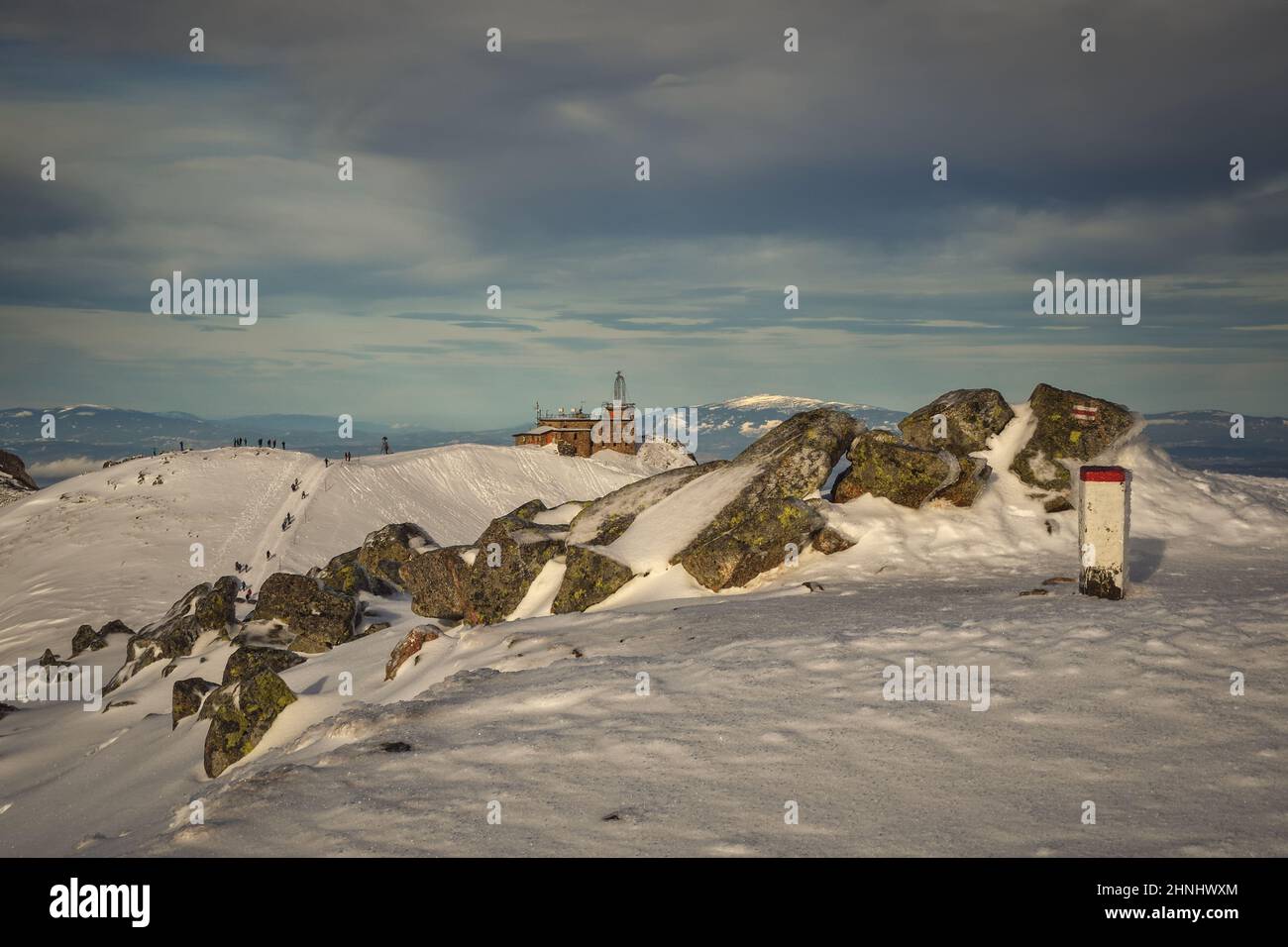 Wunderschöne Winterlandschaft. Ein klarer Tag auf dem Kasprowy Wierch in Polen. Stockfoto