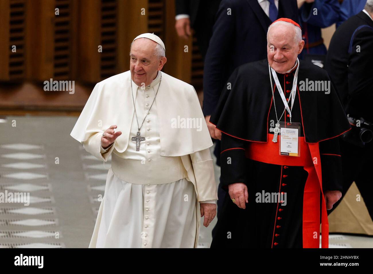 Papst Franziskus kommt in Begleitung von Kardinal Marc Ouellet zur Eröffnung eines Symposiums über Berufungen in der Aula Paul VI. Im Vatikan am 17. Februar 2022. Quelle: Riccardo De Luca - Bilder Aktualisieren/Alamy Live News Stockfoto