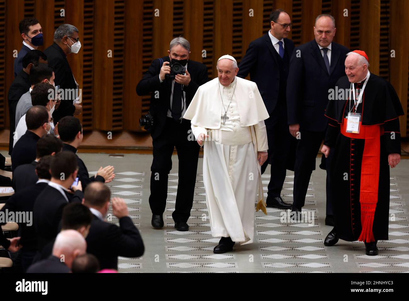 Papst Franziskus kommt in Begleitung von Kardinal Marc Ouellet zur Eröffnung eines Symposiums über Berufungen in der Aula Paul VI. Im Vatikan am 17. Februar 2022. Quelle: Riccardo De Luca - Bilder Aktualisieren/Alamy Live News Stockfoto