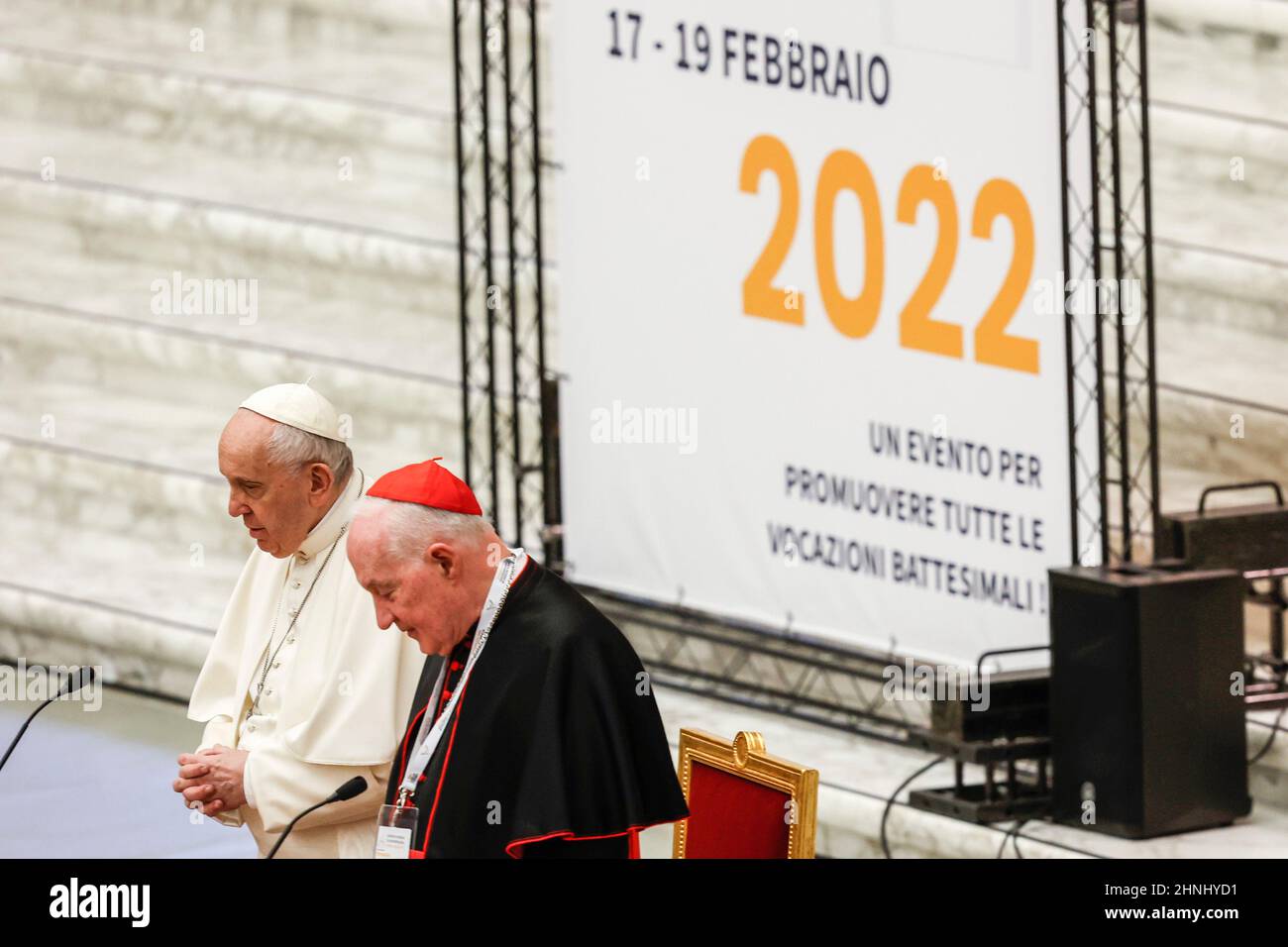 Papst Franziskus nimmt in Begleitung von Kardinal Marc Ouellet an der Eröffnung eines Symposiums über Berufungen in der Aula Paul VI. Im Vatikan am 17. Februar 2022 Teil. Quelle: Riccardo De Luca - Bilder Aktualisieren/Alamy Live News Stockfoto