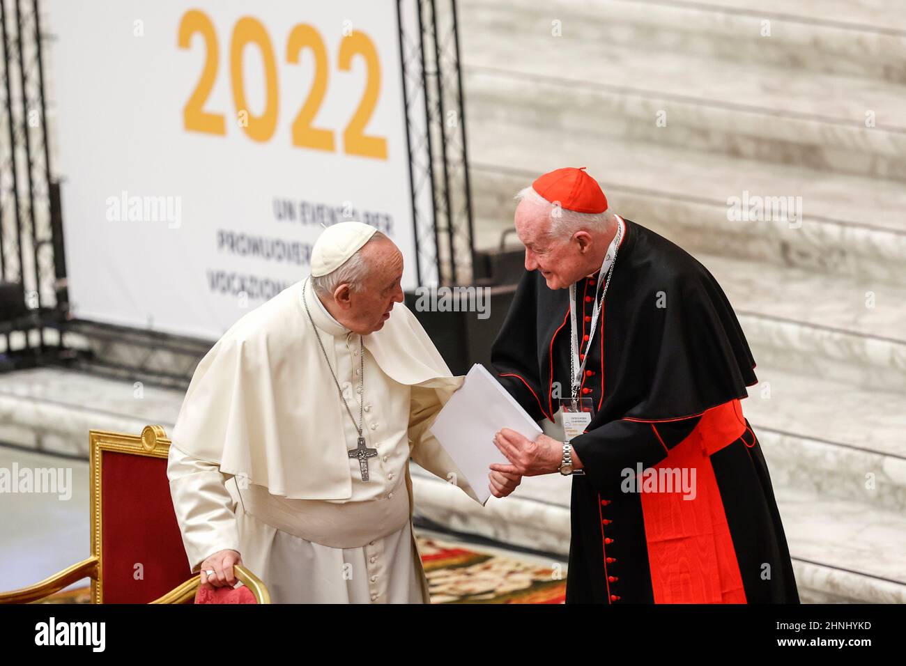 Papst Franziskus spricht mit Kardinal Marc Ouellet, nachdem er am 17. Februar 2022 an der Eröffnung eines Symposiums über Berufungen in der Aula Paul VI. Im Vatikan teilgenommen hatte. Quelle: Riccardo De Luca - Bilder Aktualisieren/Alamy Live News Stockfoto
