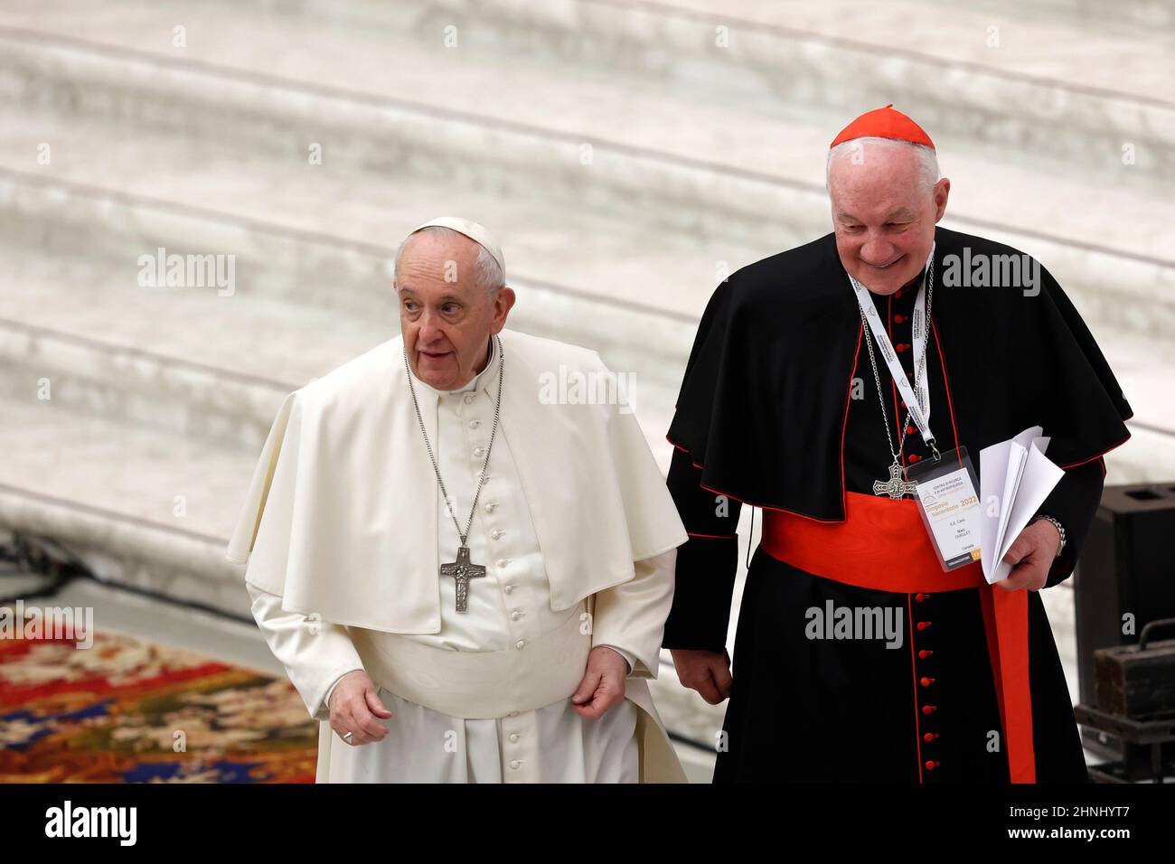 Papst Franziskus spricht mit Kardinal Marc Ouellet, nachdem er am 17. Februar 2022 an der Eröffnung eines Symposiums über Berufungen in der Aula Paul VI. Im Vatikan teilgenommen hatte. Quelle: Riccardo De Luca - Bilder Aktualisieren/Alamy Live News Stockfoto