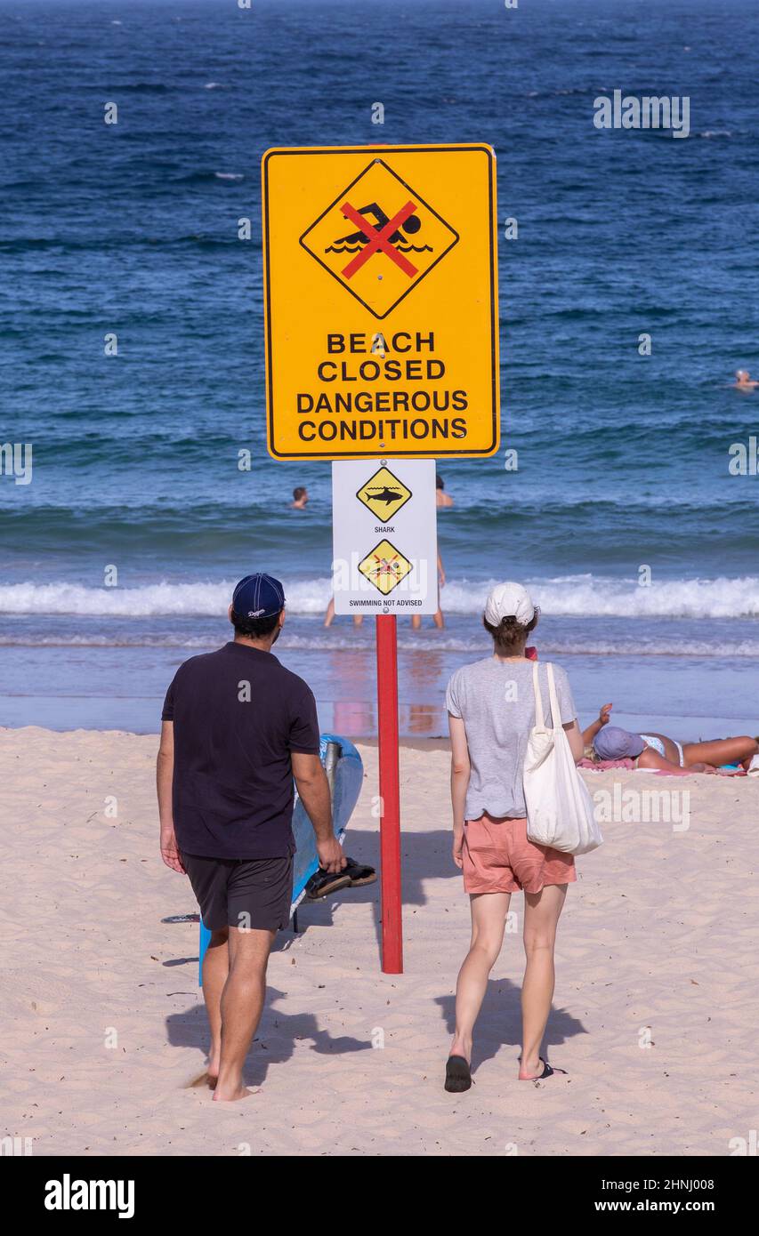 Sydney, Australien. 17th. Februar 2022. Ein Warnschild ist am Coogee Beach in Sydney, Australien, am 17. Februar 2022 zu sehen. Mehr als ein Dutzend beliebter Surfstrände im australischen Sydney waren am Donnerstag nach dem ersten tödlichen Hai-Angriff in den Gewässern der Hafenstadt seit fast 60 Jahren geschlossen. Quelle: Bai Xuefei/Xinhua/Alamy Live News Stockfoto