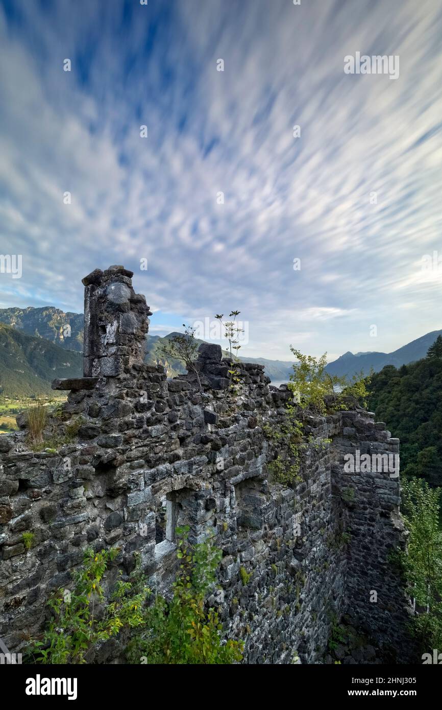 Die bröckelnden Mauern des Schlosses Santa Barbara waren die Heimat der mächtigen Lodron-Dynastie. Lodrone, Giudicarie, Trentino, Italien. Stockfoto