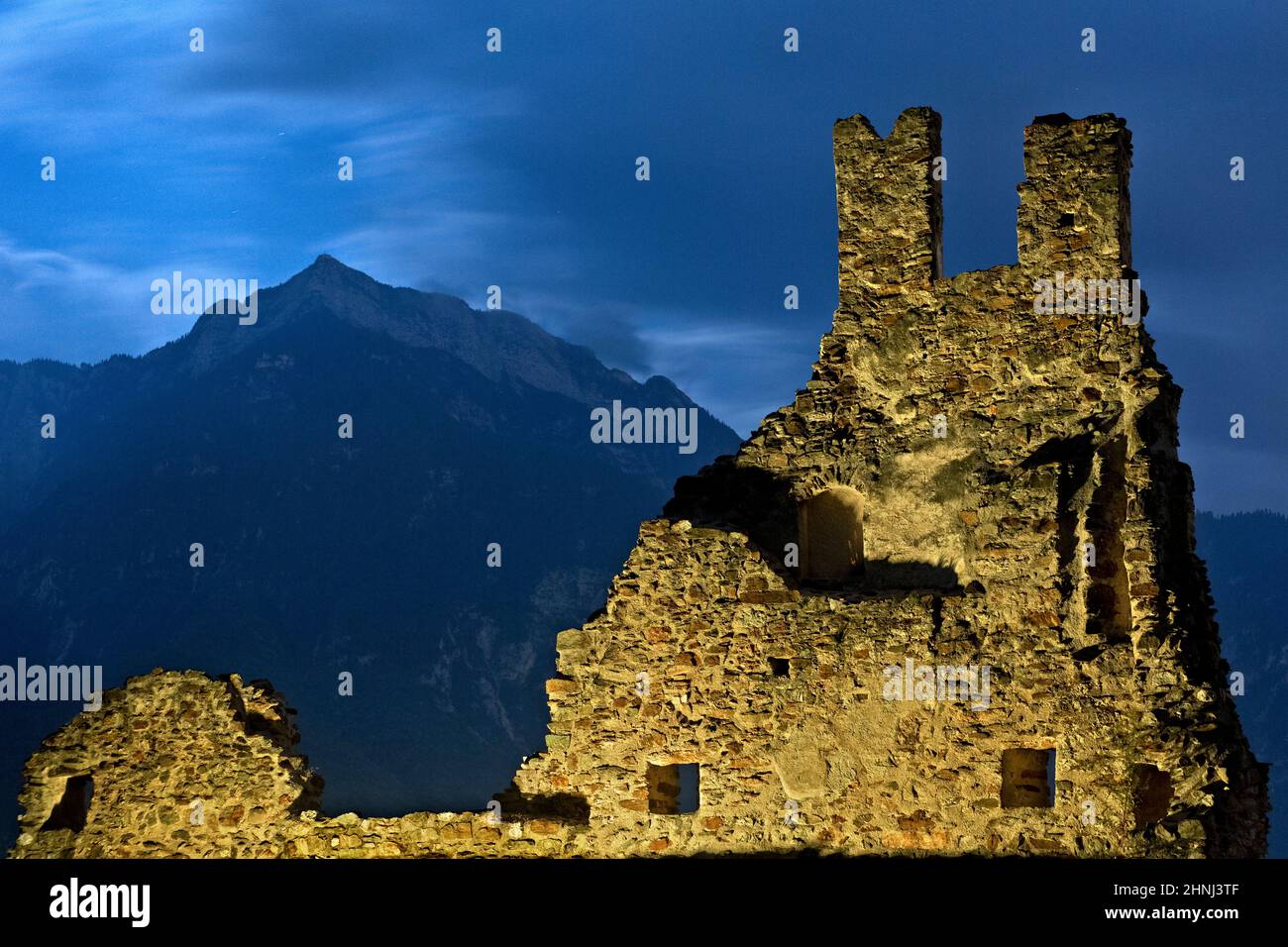 Mondschein über den Ruinen von Selva Castle. Im Hintergrund Mount Cima Vezzena. Levico Terme, Trentino, Italien. Stockfoto