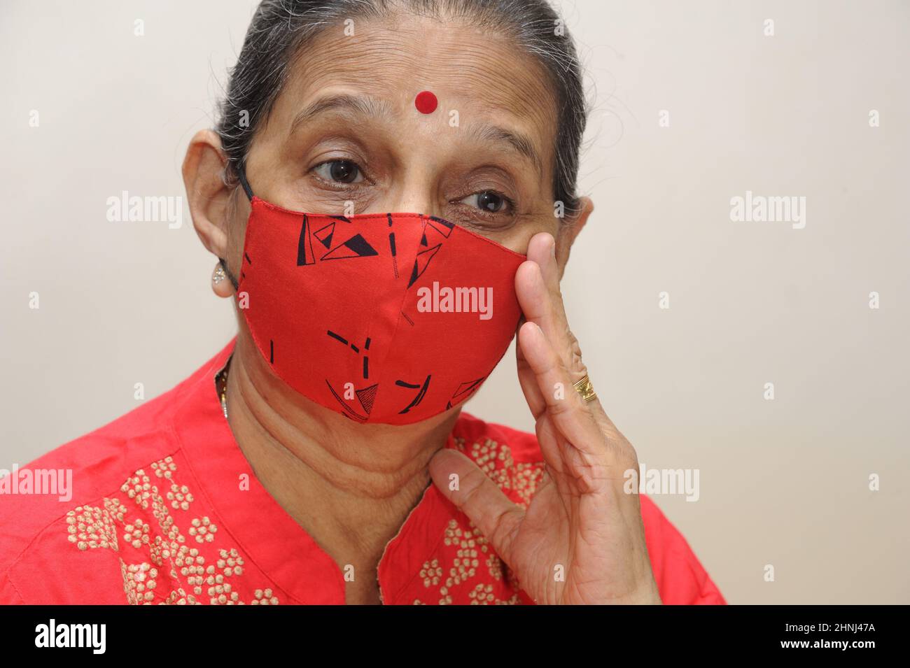 Mumbai Indien Asien Juni 29 2021 Indische Seniorin mit Gesichtsmaske zum  persönlichen Schutz vor Luftverschmutzung oder Coronavirus COVID-19  Stockfotografie - Alamy