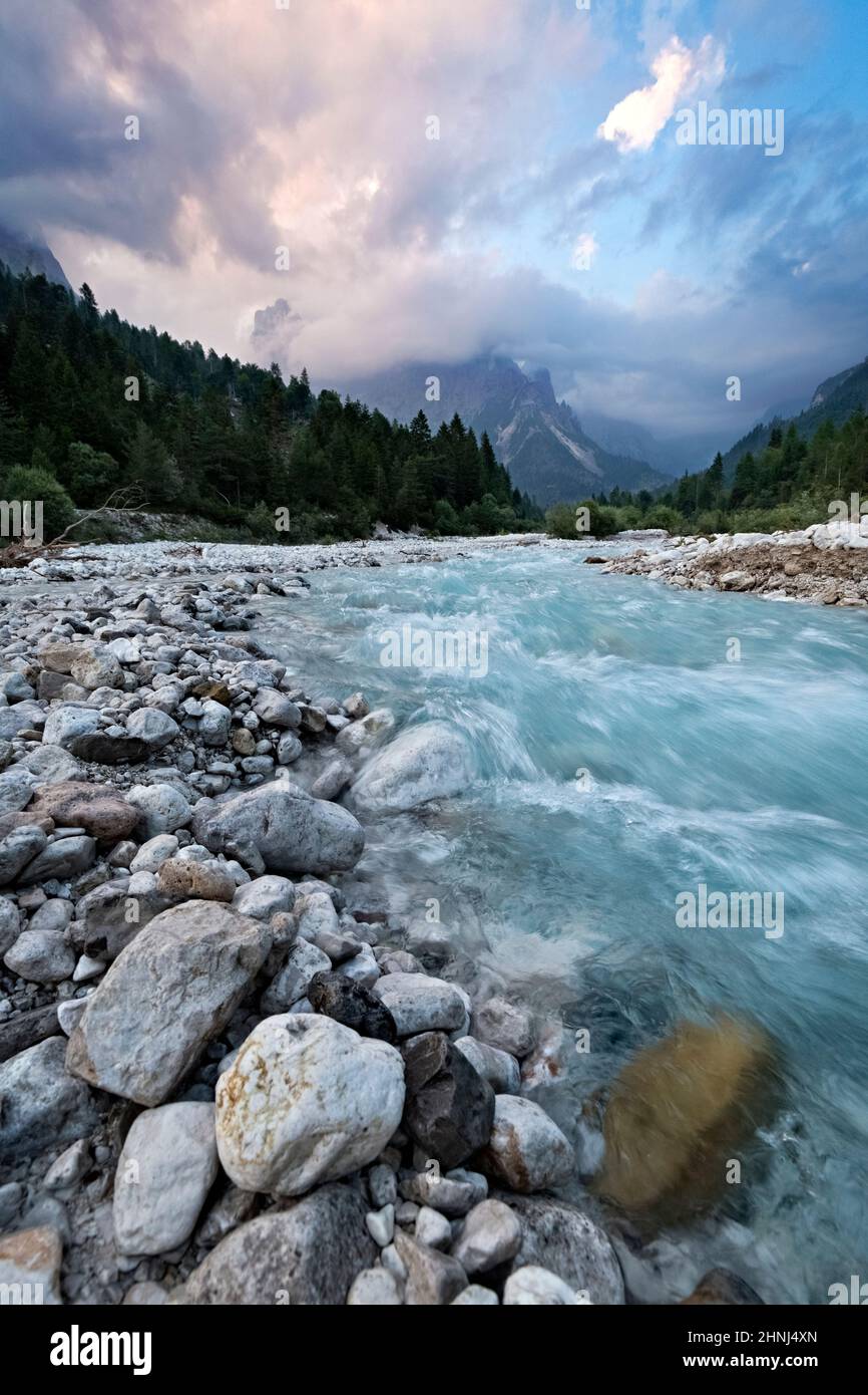 Der Wildbach mündet in das Canali-Tal. Canali gilt als eines der schönsten Alpentäler der Dolomiten. Tonadico, Trentino, Italien. Stockfoto