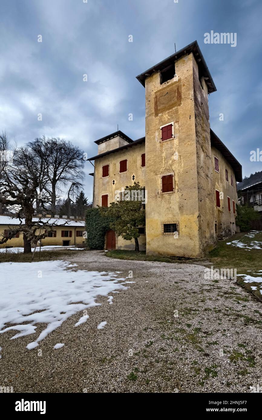 Das Schloss Seregnano ist ein mittelalterliches Gebäude, das im 16th. Jahrhundert in einen befestigten Adelspalast umgewandelt wurde. Civezzano, Trentino, Italien. Stockfoto