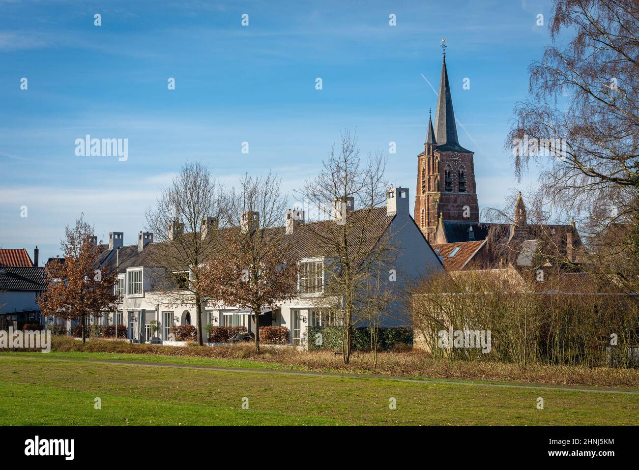 Holländisches Dorf Loon op Zand, Blick auf den Kirchturm Stockfoto
