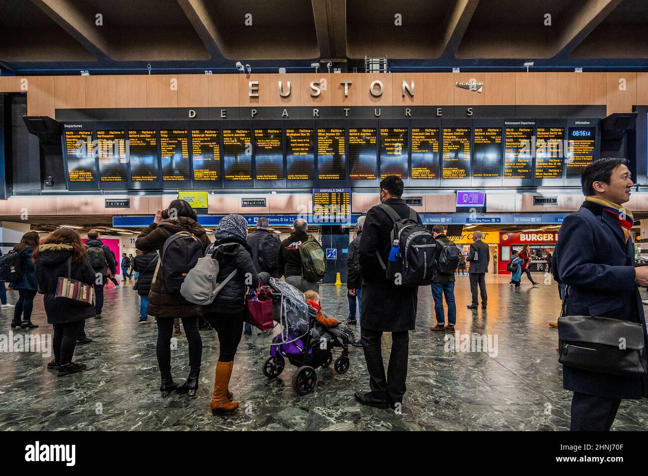 London, Großbritannien. 17th. Februar 2022. Reisende erwarten Züge an einer ziemlich belebten Euston Station. Kredit: Guy Bell/Alamy Live Nachrichten Stockfoto