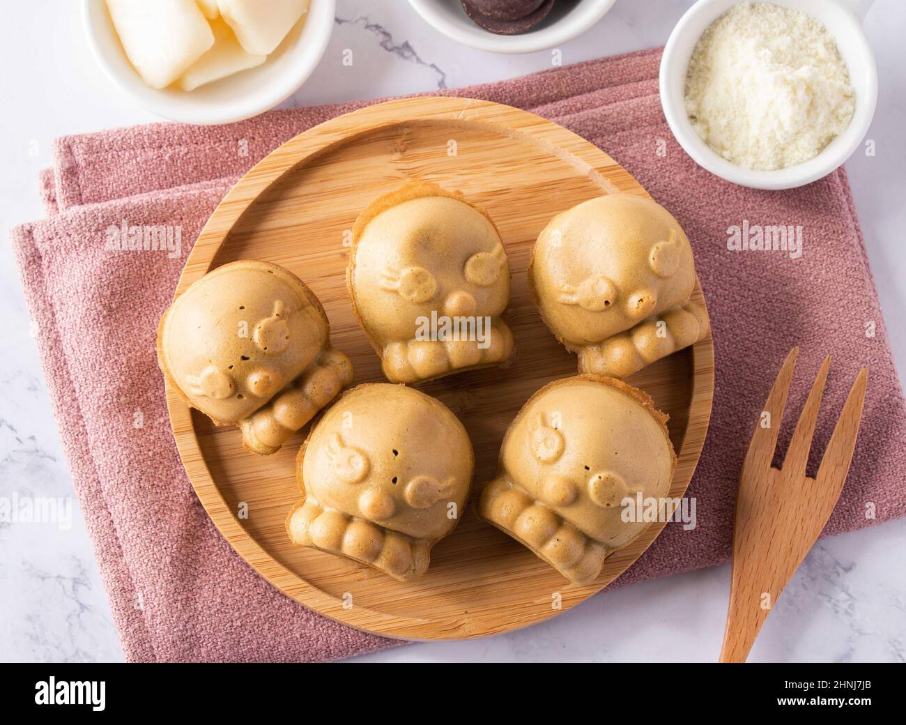 Original Matcha Chicken Cake Teddybär Form in Holzplatte auf Marmor Hintergrund Stockfoto