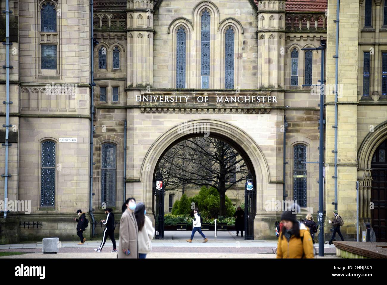 Manchester, Großbritannien, 17th. Februar 2022. Die Menschen gehen vor Whitworth Hall, University of Manchester, Oxford Road, Manchester, England, Vereinigtes Königreich. Die University of Manchester wurde laut dem Graduate Market im Jahr 2022 von den 100 besten Absolventen-Arbeitgebern des Vereinigten Königreichs als die am meisten anvisierte Universität ausgezeichnet. Der Graduate Market ist eine unabhängige jährliche Überprüfung der offenen Stellen für Absolventen und der Anfangsgehälter bei den führenden Arbeitgebern Großbritanniens. Es wird von High Flyers Research durchgeführt. Quelle: Terry Waller/Alamy Live News Stockfoto