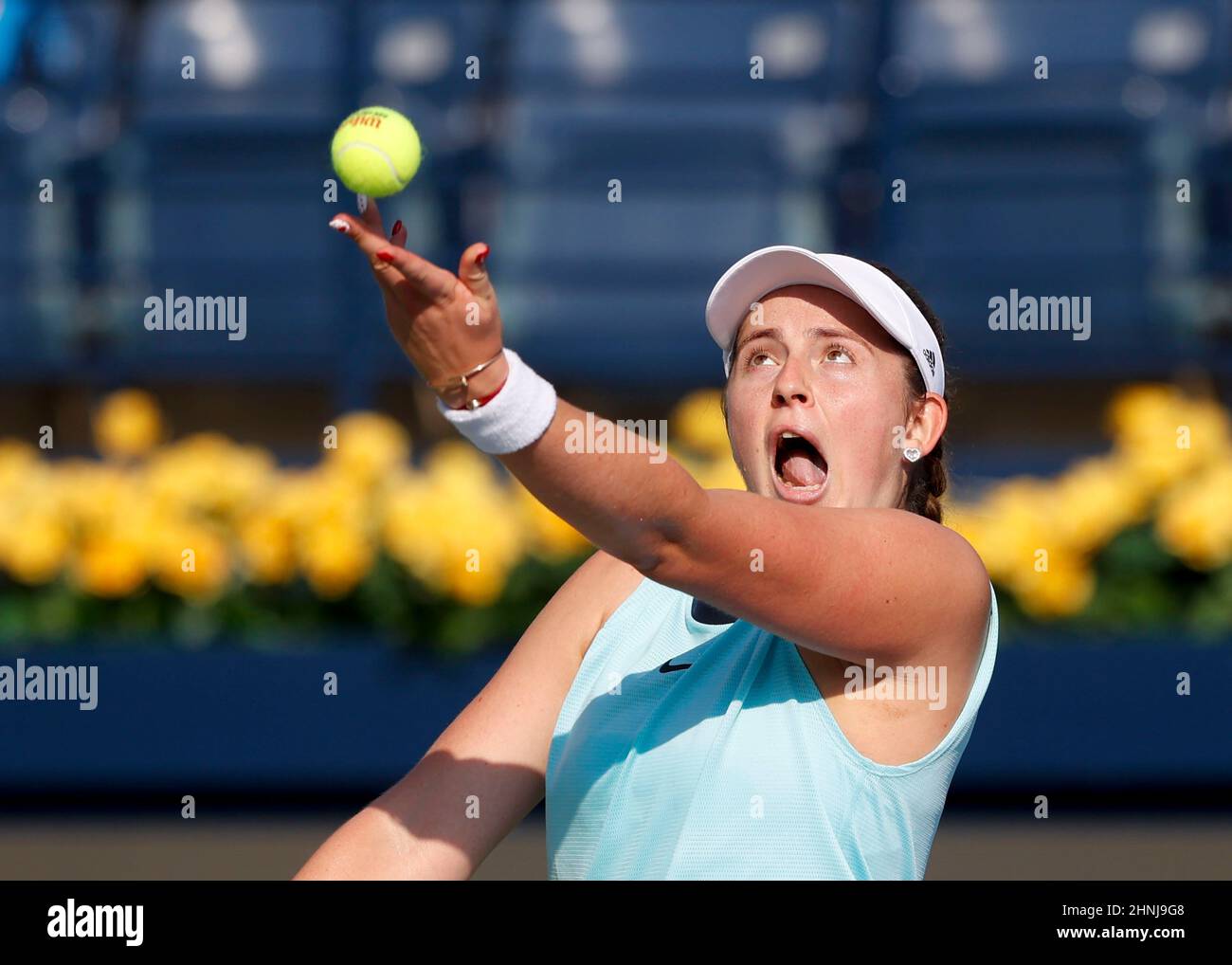 Dubai, VAE. 17th. Februar 2022. Die lettische Tennisspielerin Jelena Ostapenko in Aktion während des Dubai Duty Free Tennis Championships Turniers in Dubai am Donnerstag, den 17. Februar 2022., © Juergen Hasenkopf / Alamy Live News Stockfoto