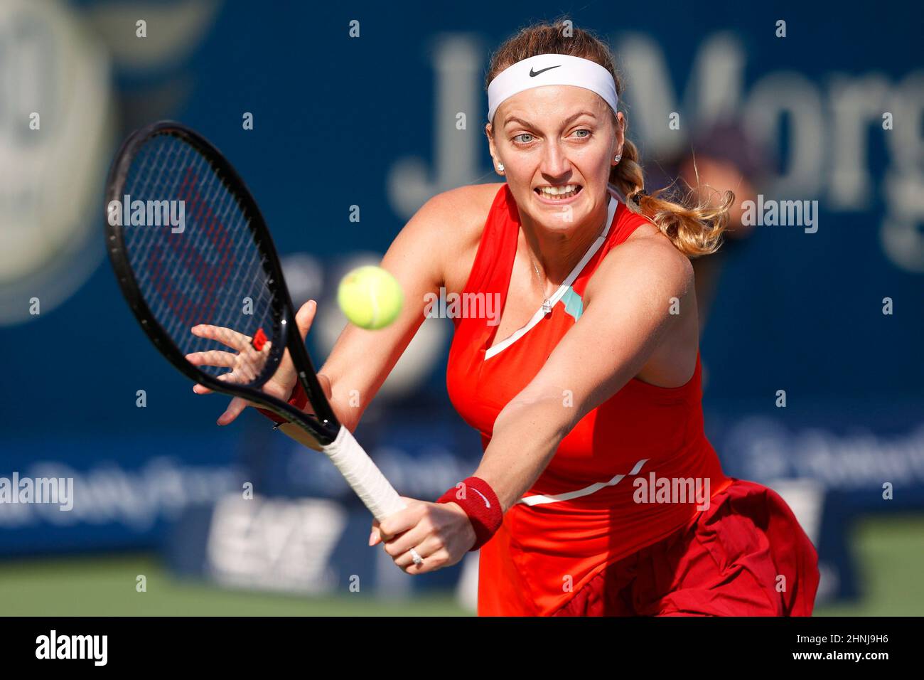 Dubai, VAE. 17th. Februar 2022. Die polnische Tennisspielerin Petra Kvitova in Aktion während des Dubai Duty Free Tennis Championships Turniers in Dubai am Donnerstag, den 17. Februar 2022., © Juergen Hasenkopf / Alamy Live News Stockfoto