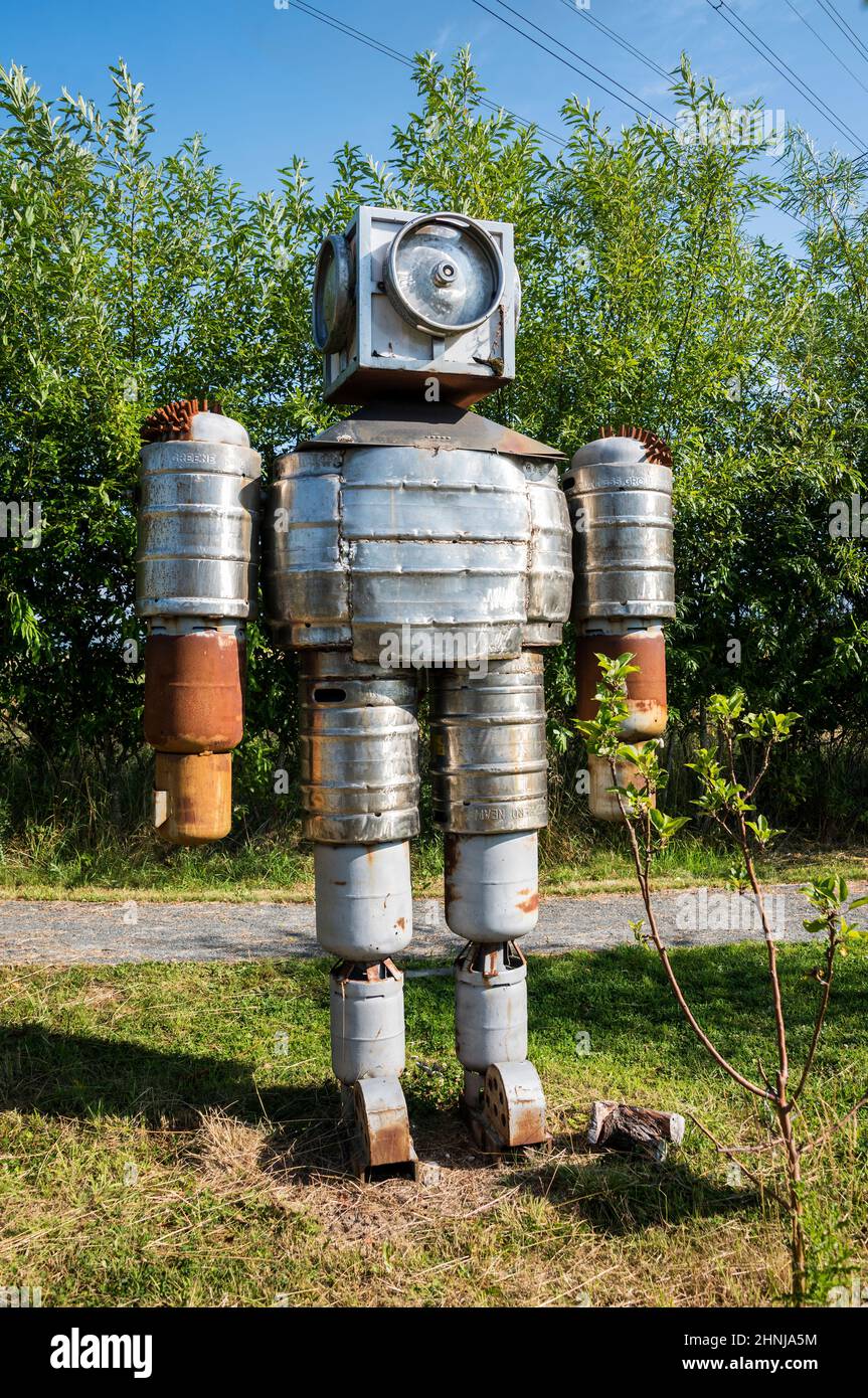 Skulptur „Raketenman“ aus Metallschrott, Stahl, Bierfässern usw. in Lambhill Stables, Glasgow Stables Stockfoto