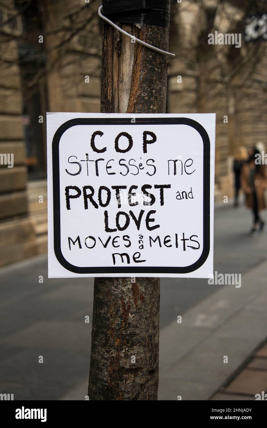 Climat Change Poster, das COP26 im Stadtzentrum von Glasgow an einen Baum gebunden wurde Stockfoto