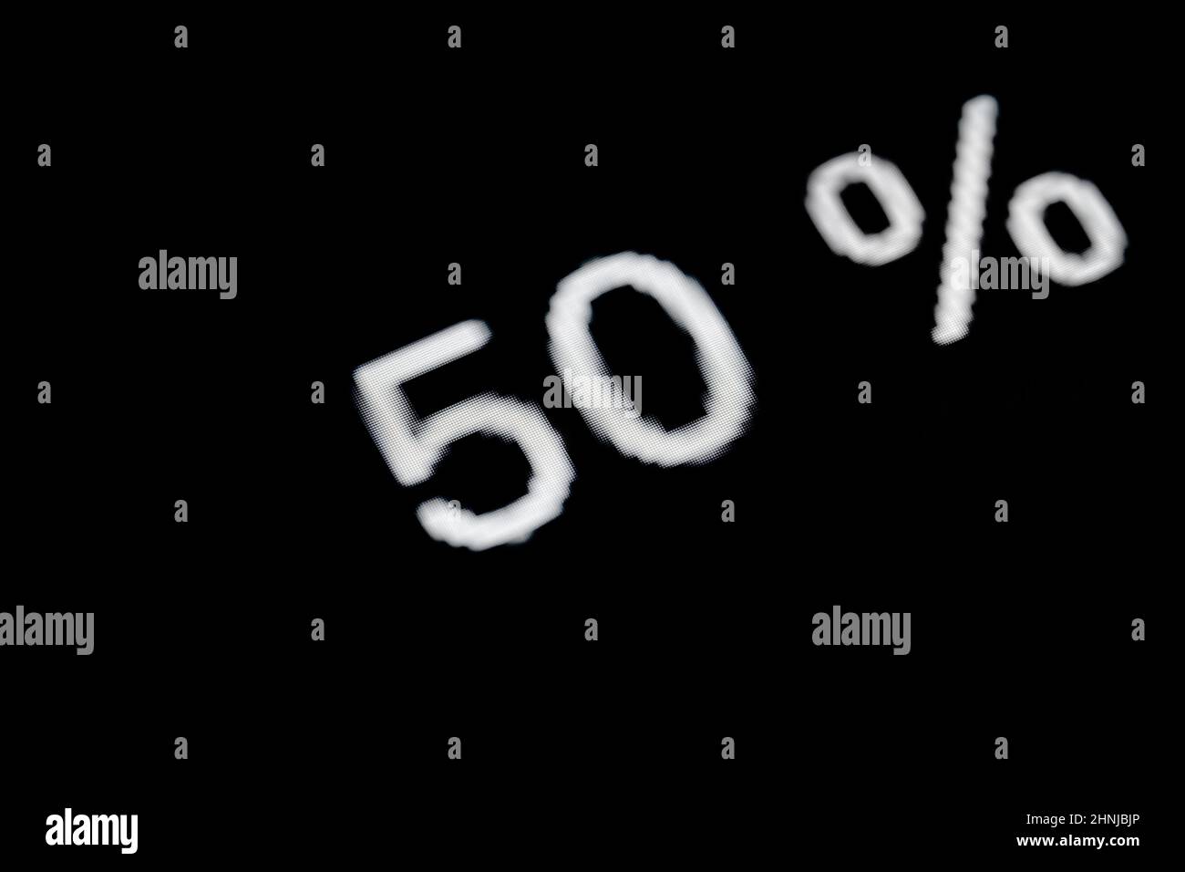 Weiße Pixelzahl fünfzig - 50 Prozent auf schwarzem Hintergrund Stockfoto