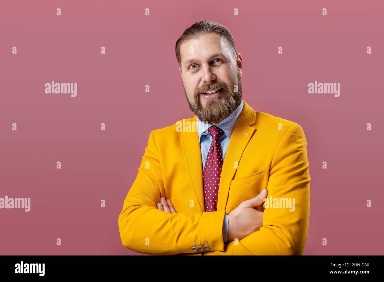 Lächelnder Geschäftsmann im Studio Stockfoto