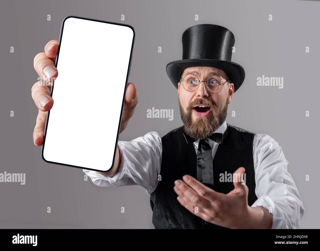 Mann mit leerem Bildschirm Smartphone Stockfoto