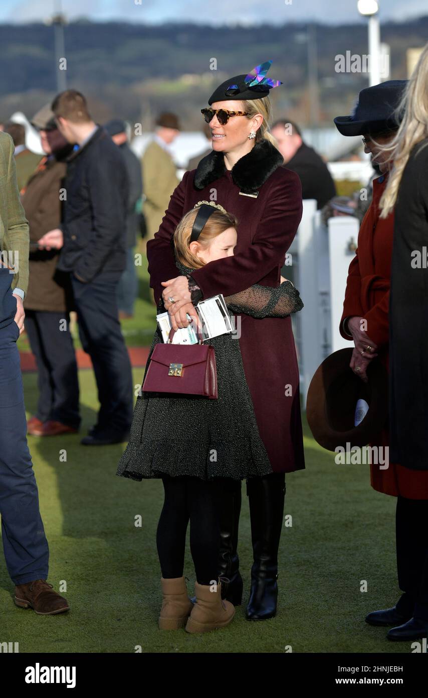 ZUR KOSTENLOSEN NUTZUNG DURCH DIE GLOUCESTERSHIRE ECHO Zara Tindall und ihre Tochter Mia genießen einen Tag Rennen auf Cheltenham Rennbahn auf Trials Day Ahead of the Go Stockfoto