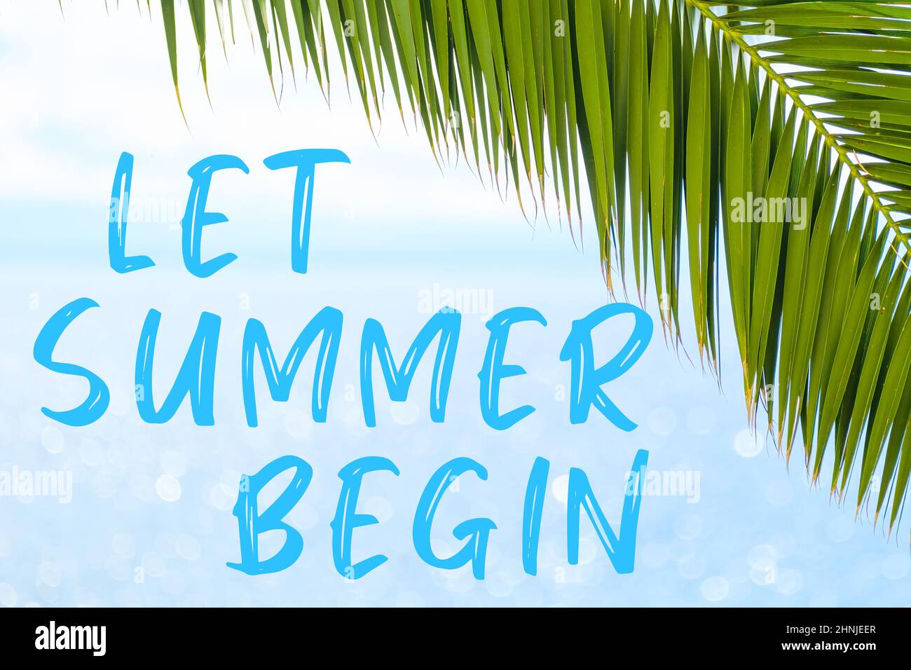Lassen Sie den Sommer beginnen Text auf dem Hintergrund mit Palmblatt und blauem Meer. Vorlage einer Grußkarte, einer Postkarte oder einer Werbung eines Reisebüros. Stockfoto