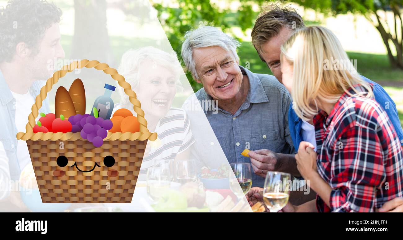 Glückliche kaukasische Familie mit Essen und Wein, Picknick im Park Stockfoto