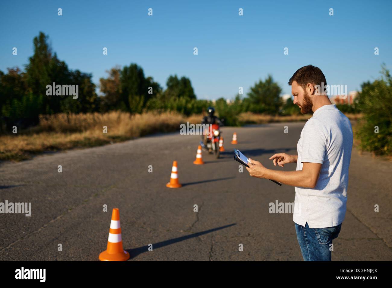 Schüler fährt um die Kegel, Motorradschule Stockfoto