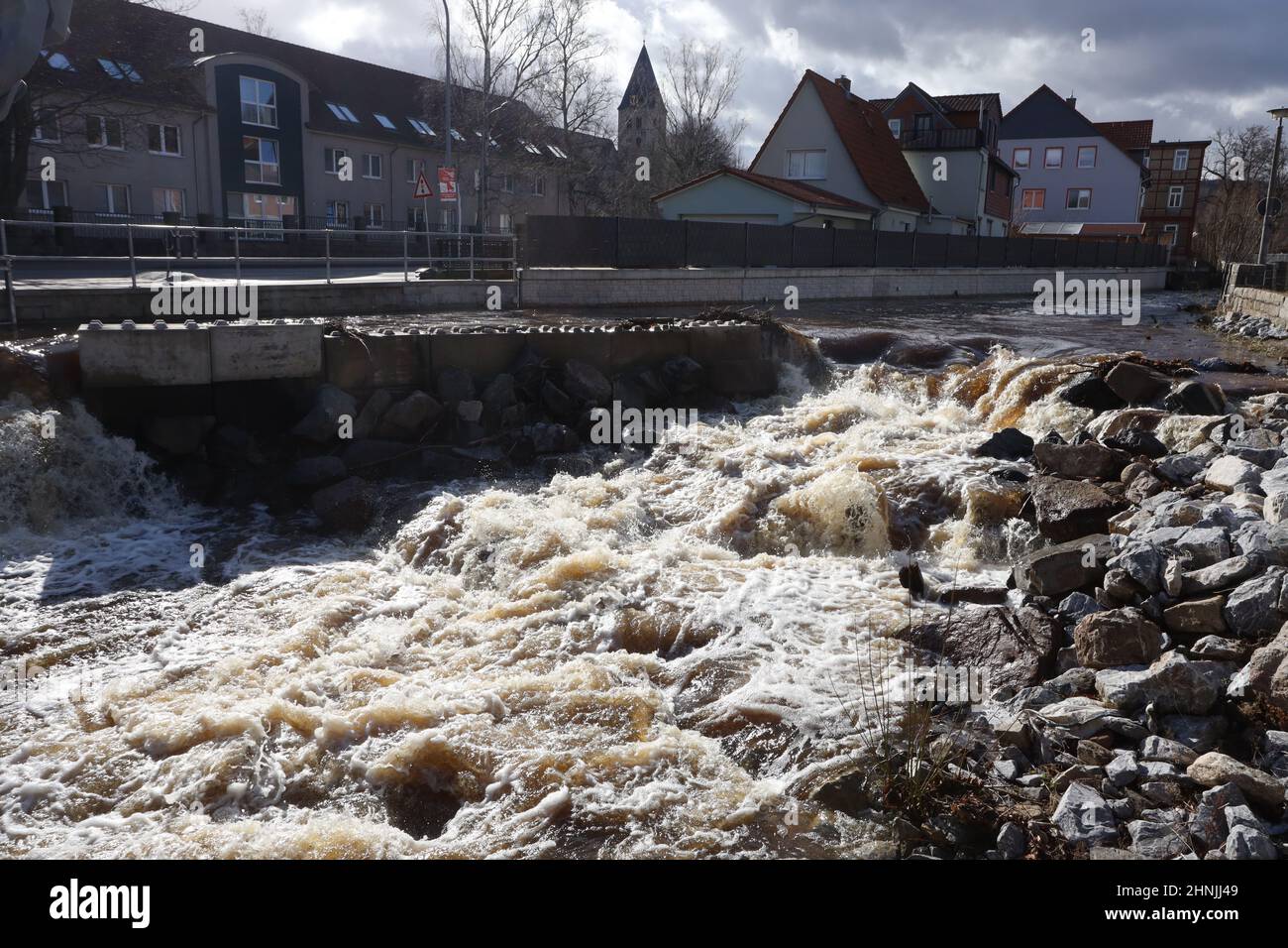 Wernigerode, Deutschland. 17th. Februar 2022. Durch das Flussbett des Holtemme, einem Nebenfluss des Bode, fließen Massen von Wasser. Die 47 Kilometer lange Holtemme steigt am Brocken an und absorbiert derzeit viel Tau und Regenwasser, weshalb der Pegel steigt. Quelle: Matthias Bein/dpa-Zentralbild/dpa/Alamy Live News Stockfoto