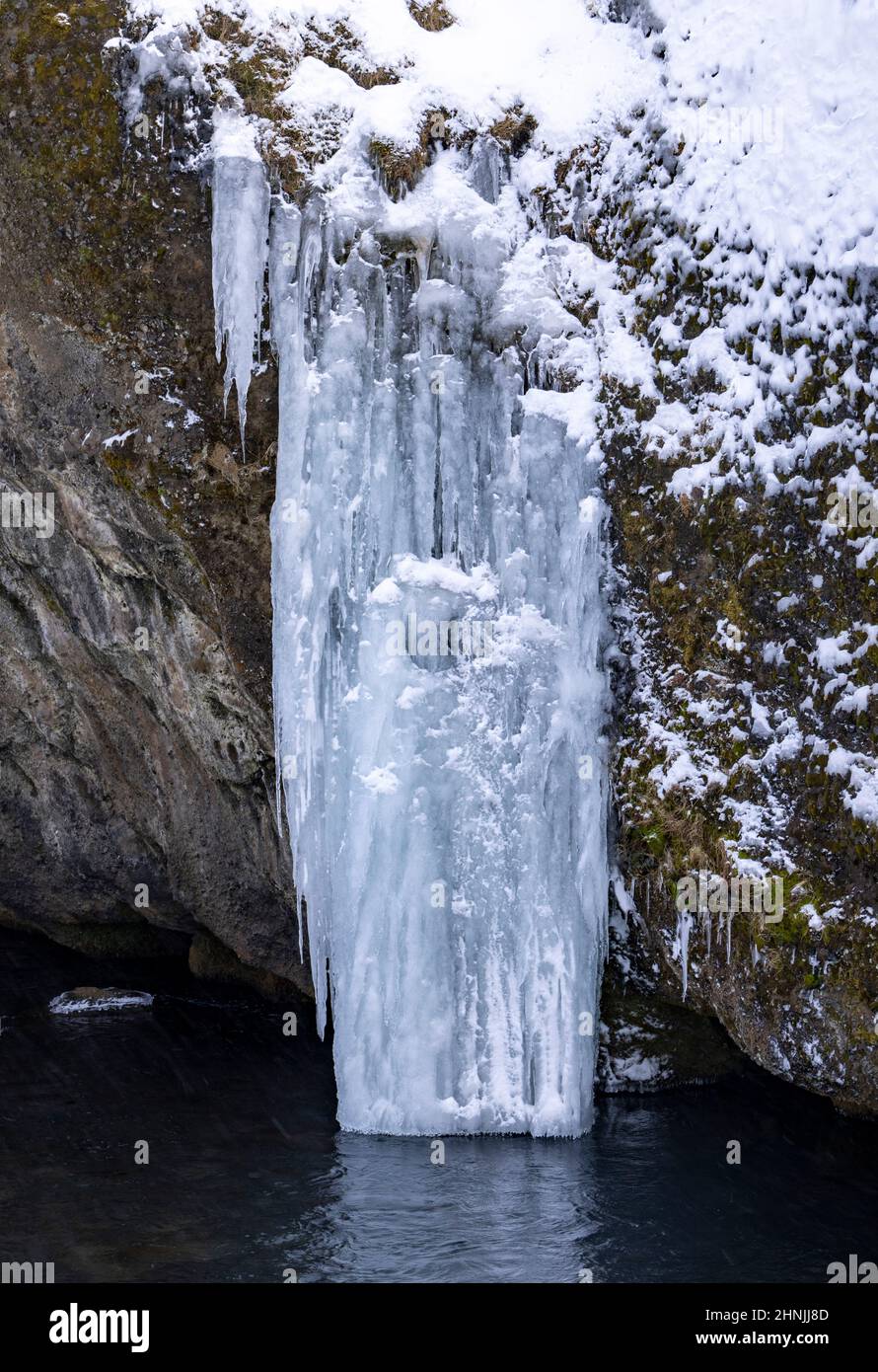 Gefrorener Wasserfall bei Kvernufoss, Vatnajokull National Park, Südosten Islands Stockfoto