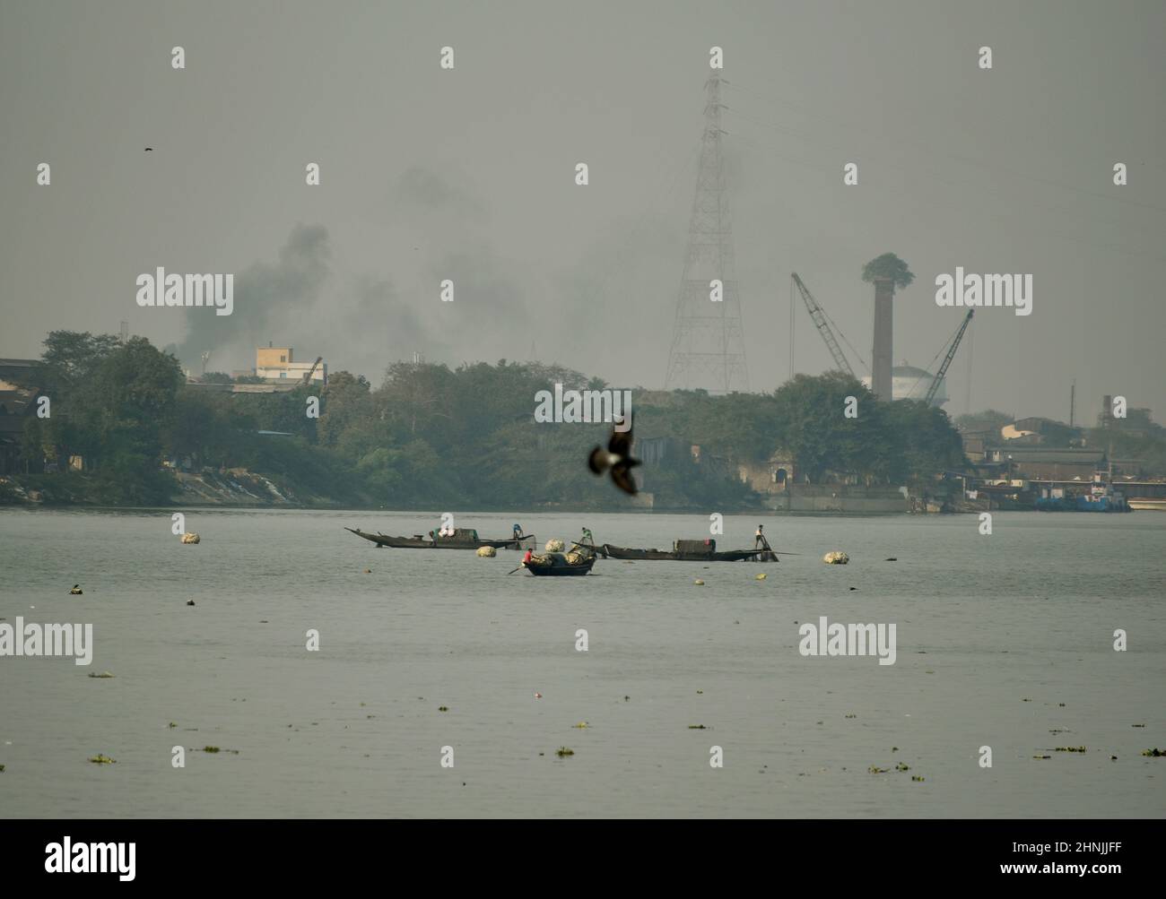 Kalkutta, Westbengalen, Indien. 17th. Februar 2022. Fischer mit Booten fangen Fische aus dem Fluss Ganga in Kalkutta, Indien, 17. Februar 2022. (Bild: © Indranil Aditya/ZUMA Press Wire) Stockfoto