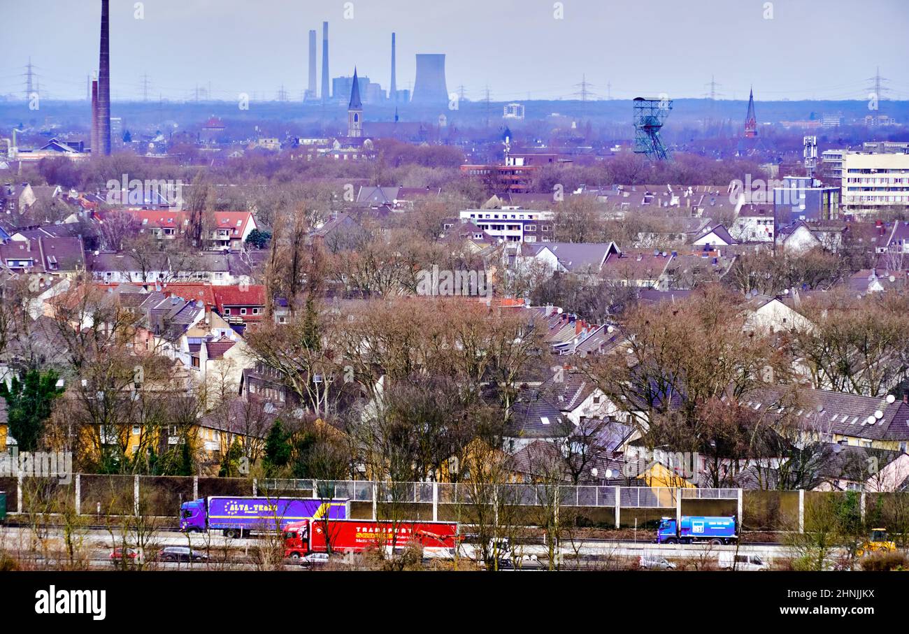 Oberhausen, 9. Februar 2022: Blick über ein Wohngebiet im Ruhrgebiet mit Autobahn im Vordergrund und Schwerindustrie in der Umgebung Stockfoto