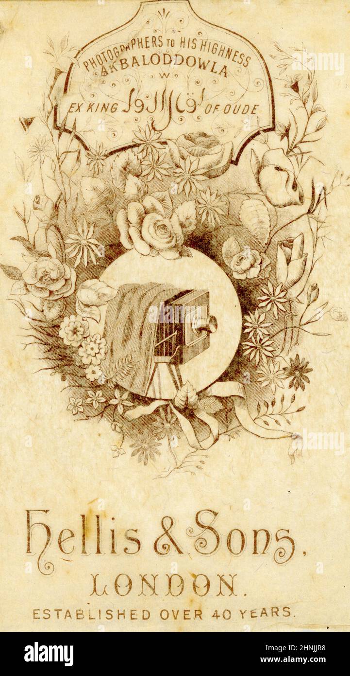 Rückseite einer aufwendig verzierten original spätviktorianischen oder frühedwardianischen Kabinettkarte, schöne Illustration auf Papier mit einer altmodischen großformatigen Glasplattenkamera, aus dem Studio von Hellis & Sons, London, England, um 1901. Stockfoto