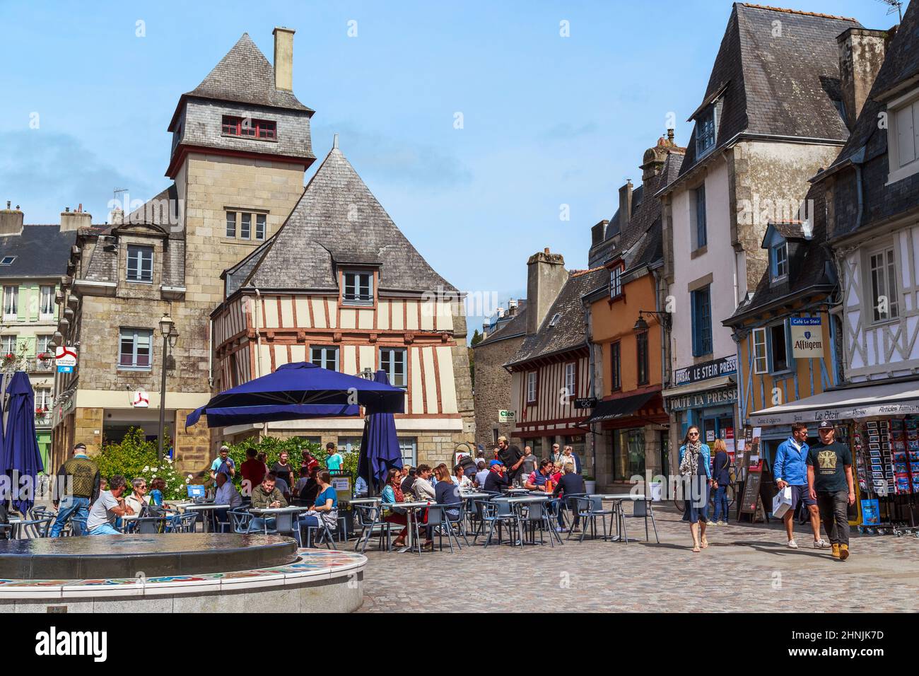 QUIMPER , FRANKREICH - 6. SEPTEMBER 2019: Dies ist der Ort Terre au Duc, mit mittelalterlichen Fachwerkhäusern und Steinhäusern. Stockfoto