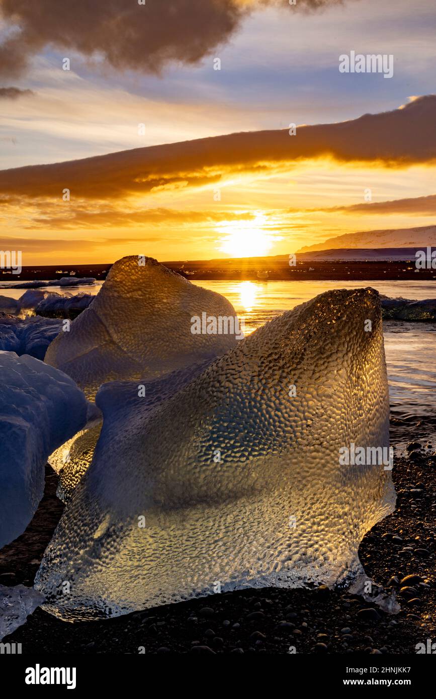Sonne scheint durch das Eis am Diamond Beach, Breidamerkursandur, Südostisland Stockfoto