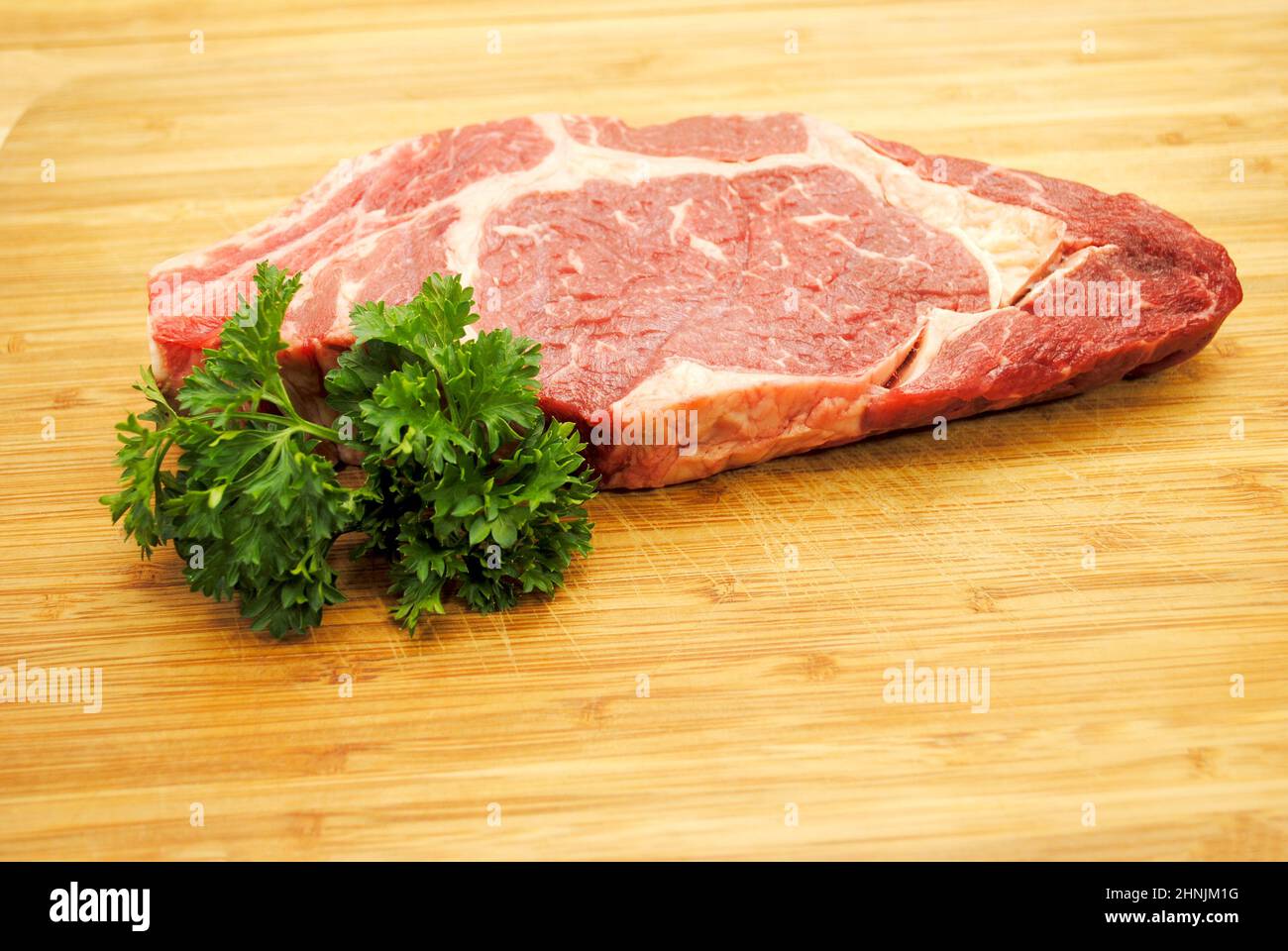 Ein rohes Prime Rib Steak bereit zum Brüten Stockfoto