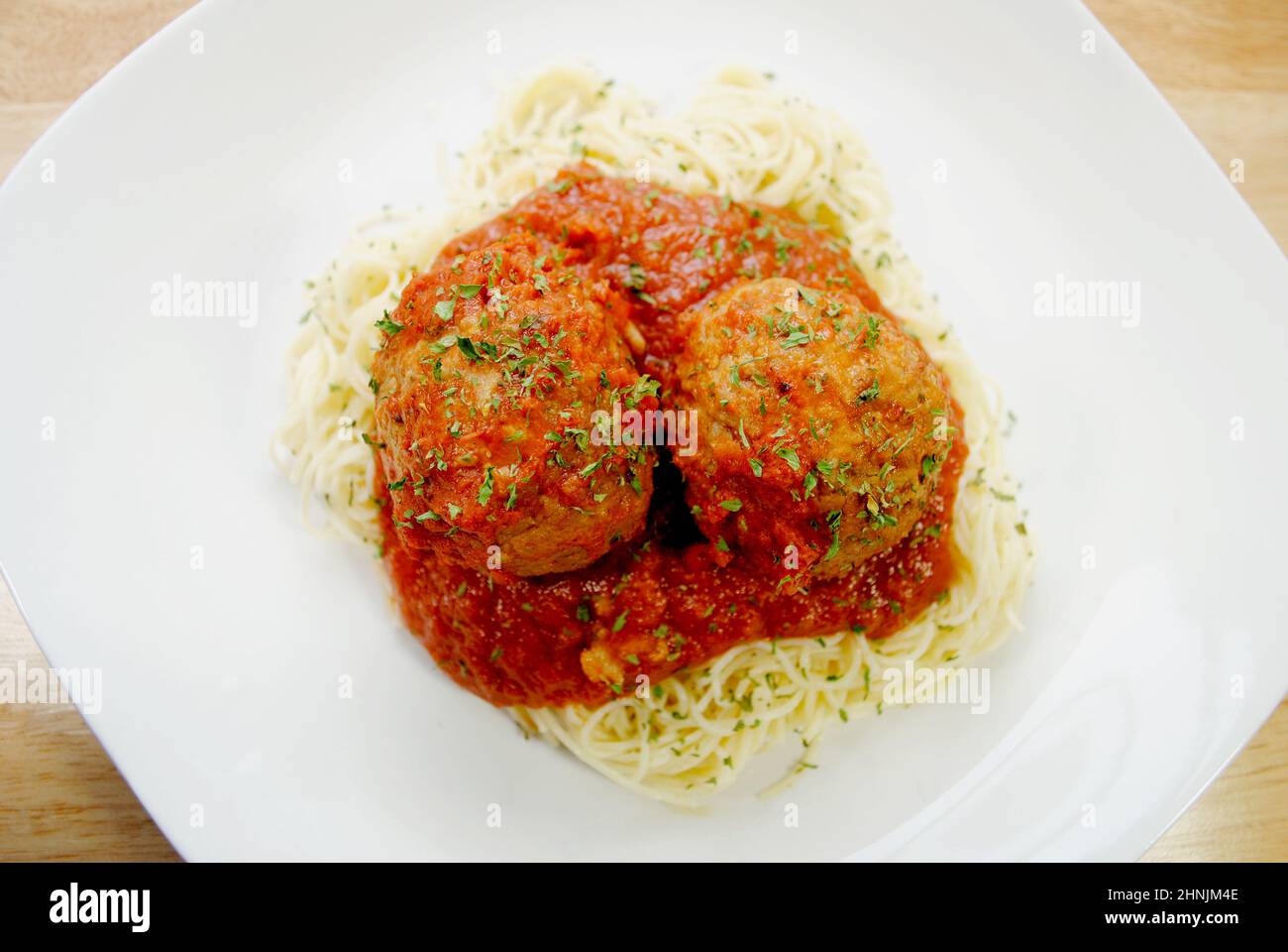 Angel Hair Pasta mit zwei Fleischbällchen und Tomatensauce Stockfoto